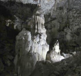 Пещера Добростански бисер